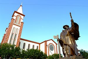 Feira Mercoflora 2017 - Bons negcios florescem aqui. Monumento O Desbravador Situado no perímetro urbano, foi inaugurado em 25 de Agosto de 1981 com o objetivo de homenagear os primeiros desbravadores que colonizaram e construíram...